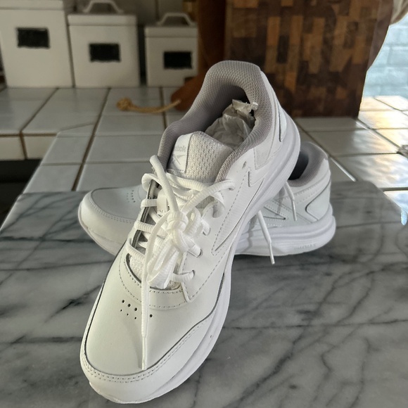 **NEW** REEBOK WHITE SHOES, size 8.5/ Featuring a sleek white design - Picture 1 of 7